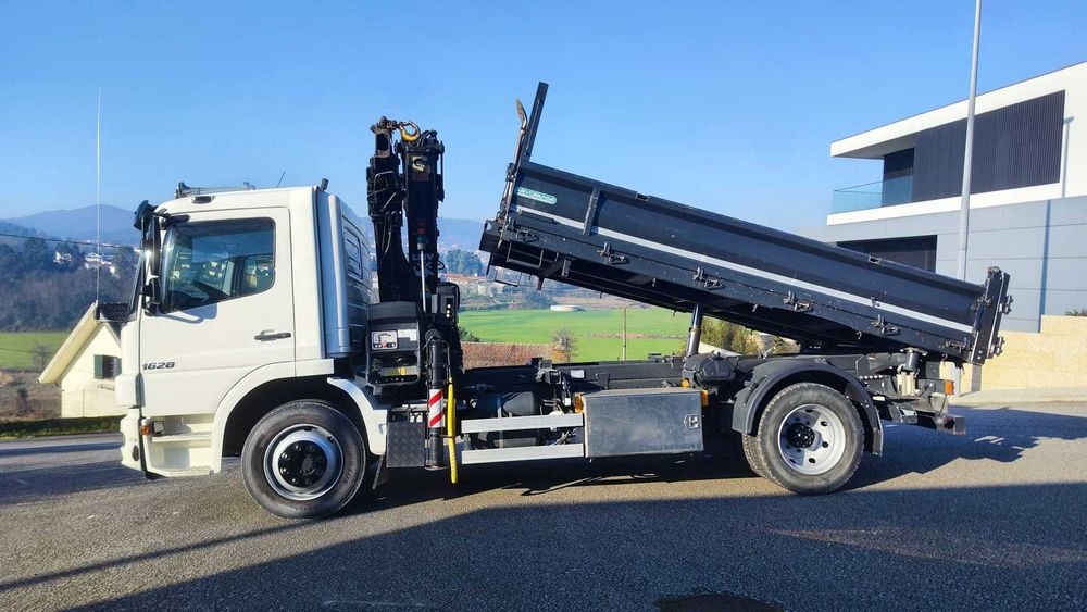 Mercedes Atego 1628 c/ caixa basculante trilateral e grua Hiab 122 E-4