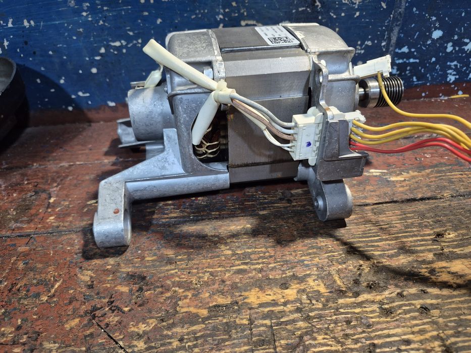 Двигун з пральної машинки