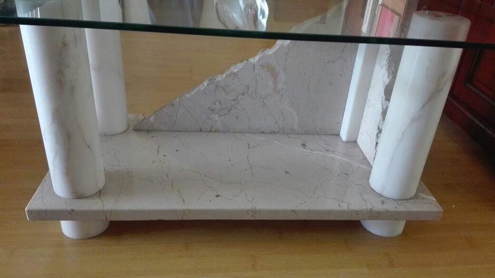 Mesa em mármore com tampo em vidro