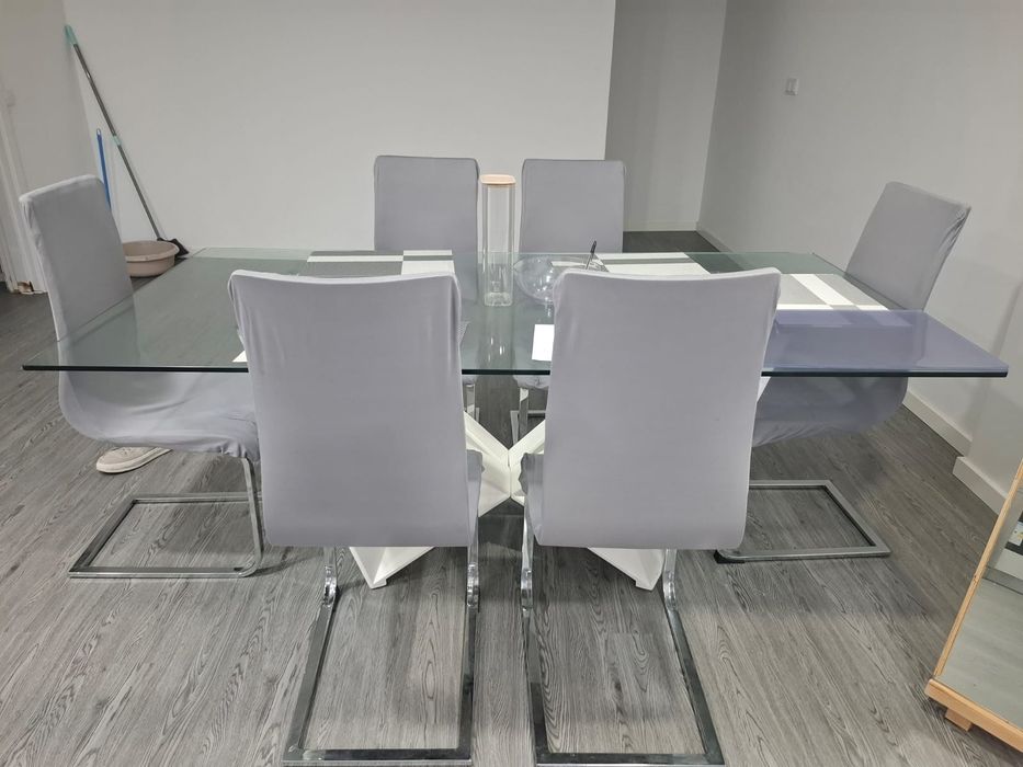Mesa de vidro com 6 cadeiras