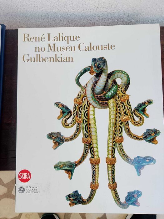 4 livros Calouste Gulbenkian e 1 Botswana