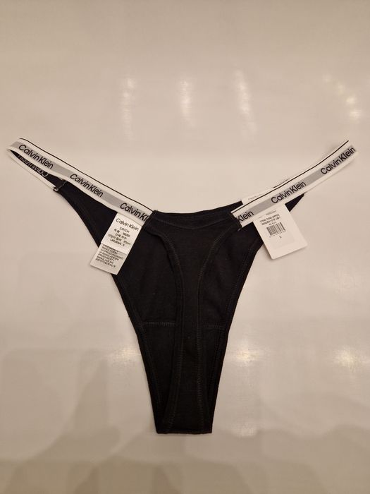 Stringi thong Calvin Klein z taśmą z logo po bokach i z tyłu.