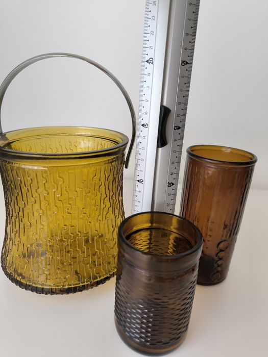 Copos e balde gelo castanhos