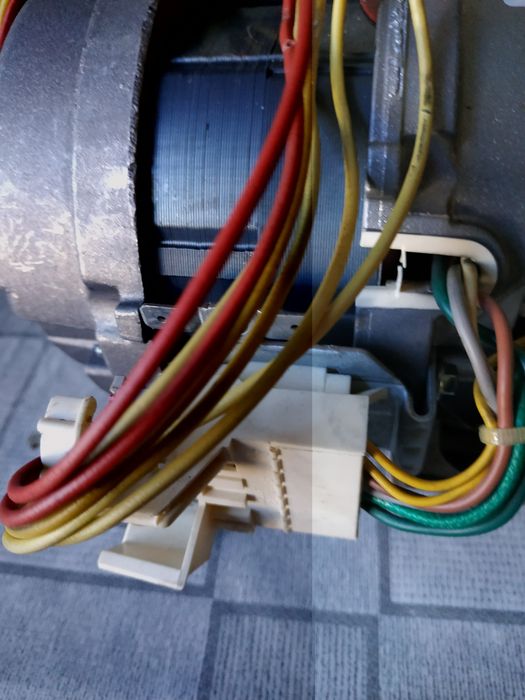 Электродвигатель к стиральной машинке  Electrolux. С приводным ремнем.