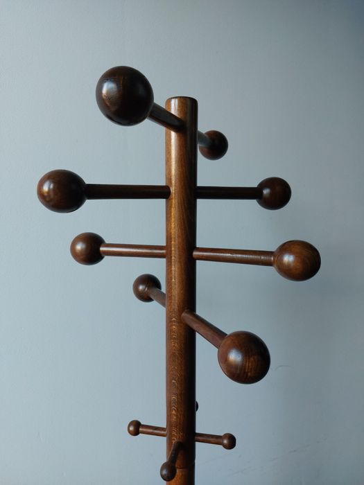 wieszak vintage proj. lata 70-te stojący drewniany