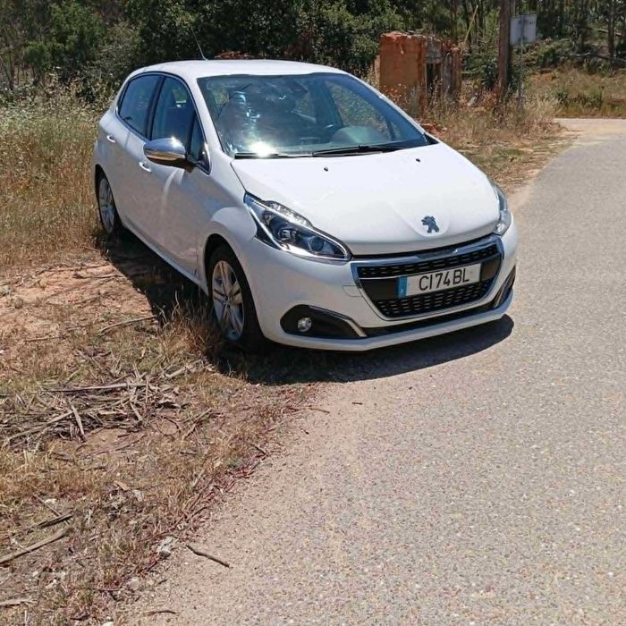Peugeot 208 Carro usado em bom estado