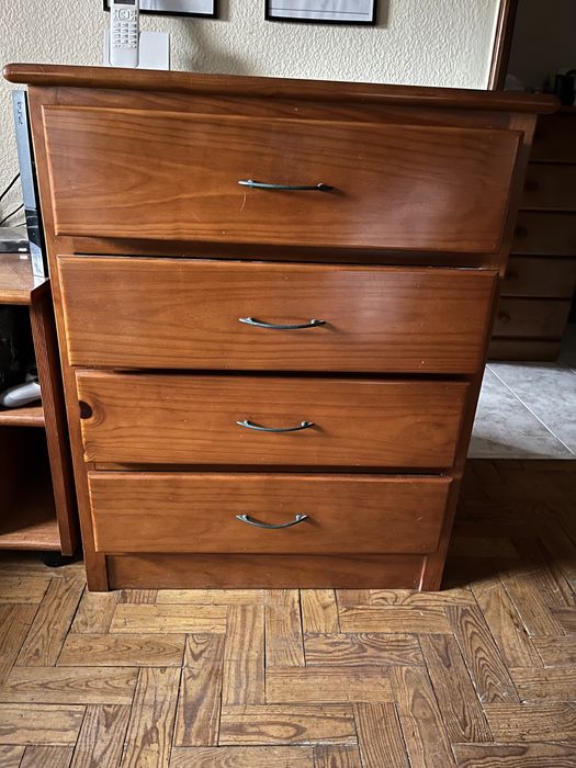 Cómoda de madeira para quarto