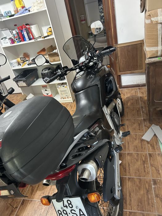 Pegasso Aprilia 650 em preto