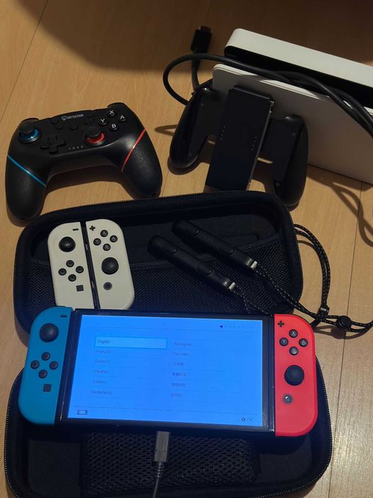 Nintendo Switch OLED com acessórios