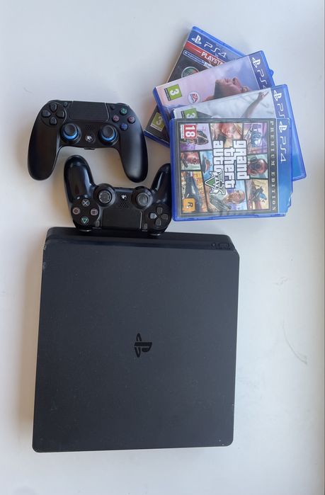 PS4 Slim como Nova + 2 Comandos + 4 Jogos (Excelente Estado)