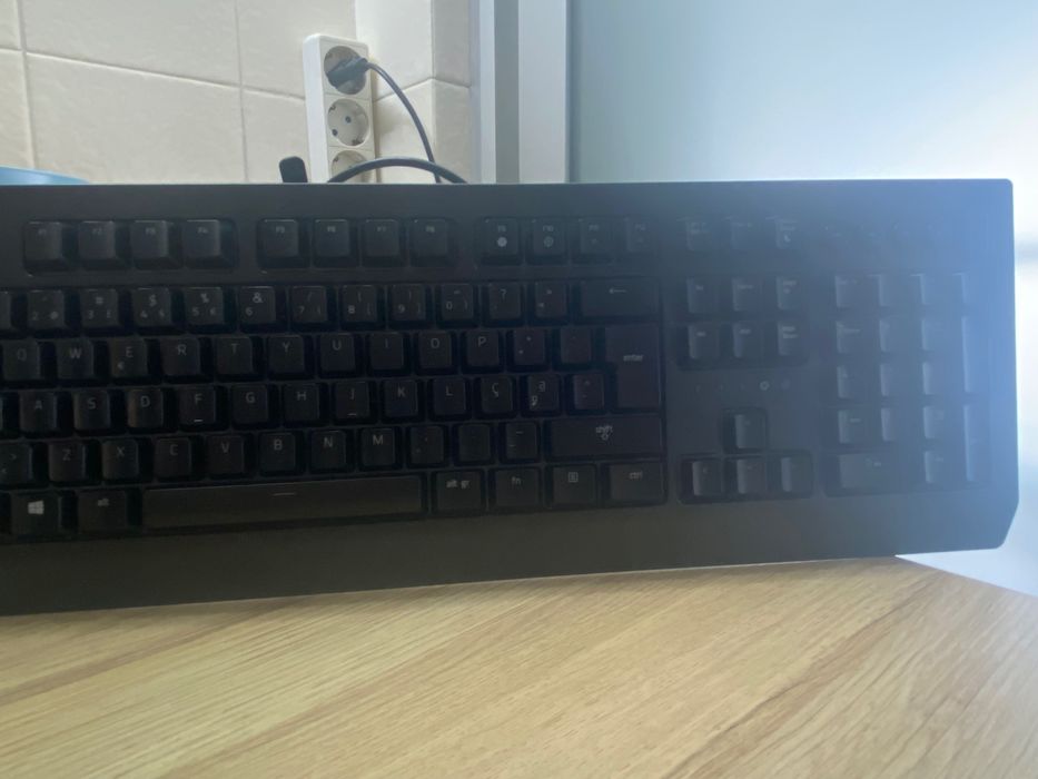 Teclado de computador Razer Cynosa V2 usado em bom estado.