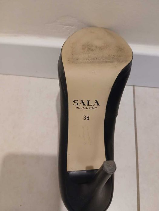 Czarne szpilki, Sala, r38