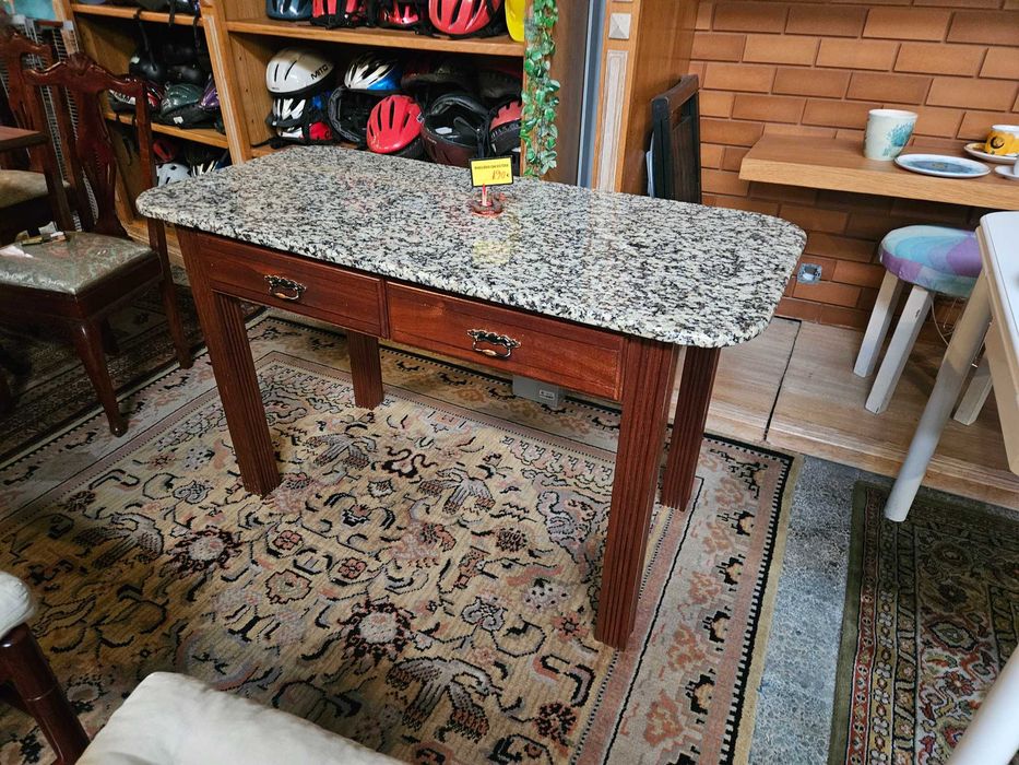 Mesa de cozinha em madeira e tampo em pedra - Bom estad