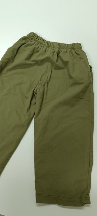 Calças para criança. Cor verde, tem um casaco que faz conjunto. Para 3