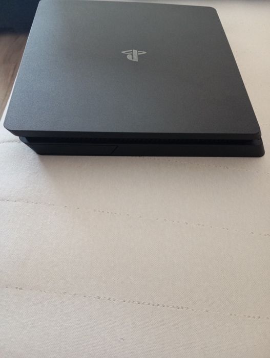 PS4 Slim 500gb, 5 jogos incluídos no preço. Cabos incluídos.PREÇO NEGOCIÁVEL. Excelente estado