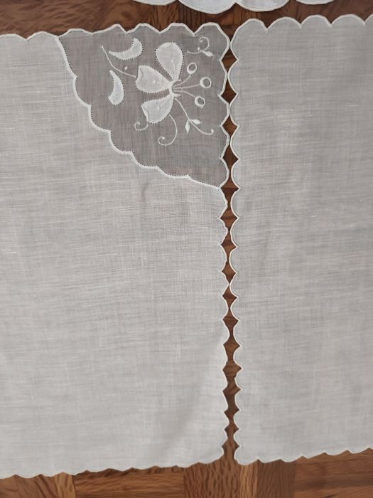 Três naperons em cambraia