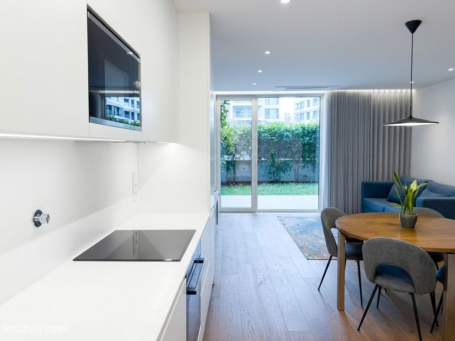 Apartamento mobilado com largo terraço no edifício Paço de Rei Plaza.