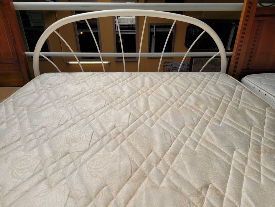 Cama em ferro com estrado e colchão - Bom estad