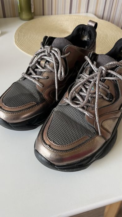 Шкіряні кросівки