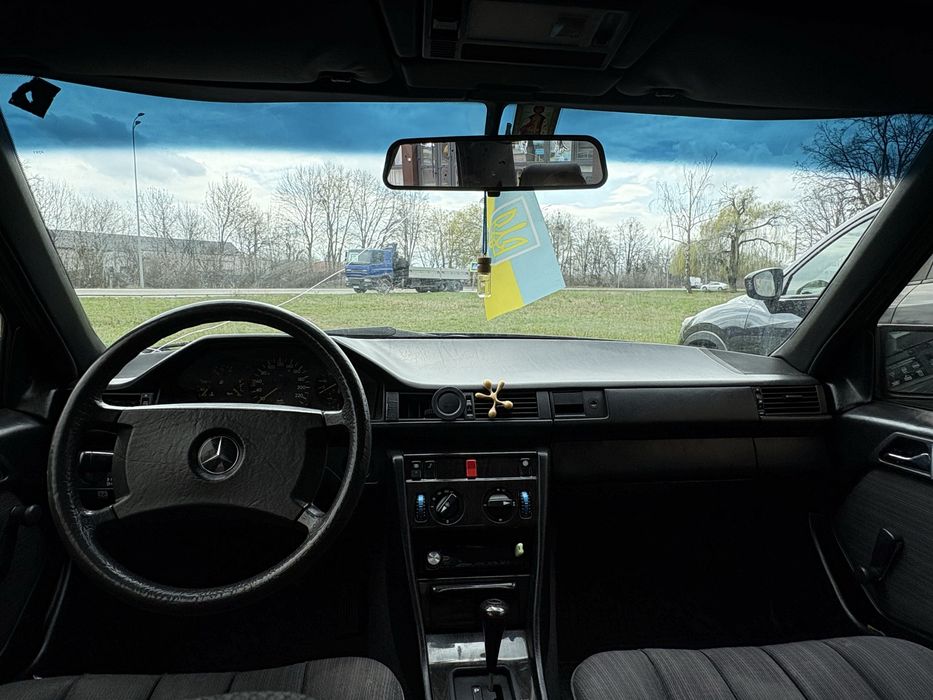 Mercedes-Benz E-Class 1990