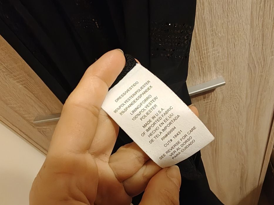 Czarna sukienka długa z krótkim rękawem