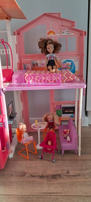 Domek lalki Barbie z basenem, garderobą i lalkami