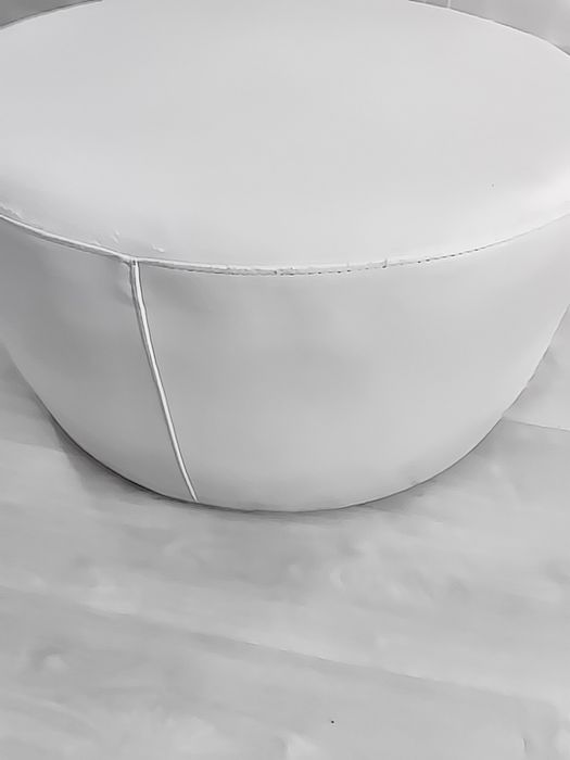 Banco tipo fuff, que pode funcionar como mesa de centro