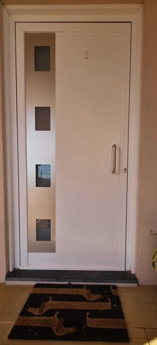 Porta de Entrada em alumínio lacado branco