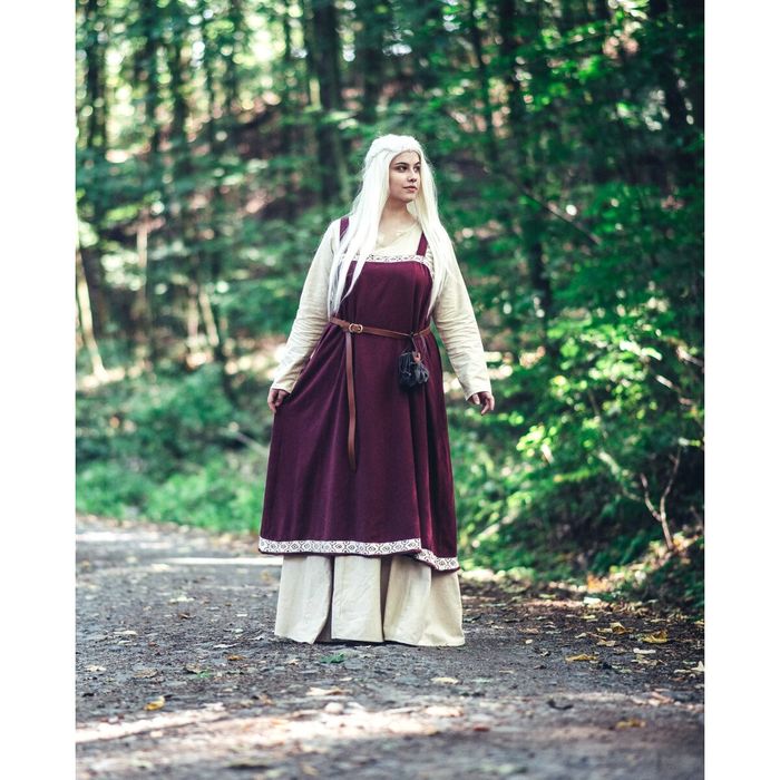 Sukienka wierzchnia z ręcznie haftowaną bordiurą w kolorze c -VM