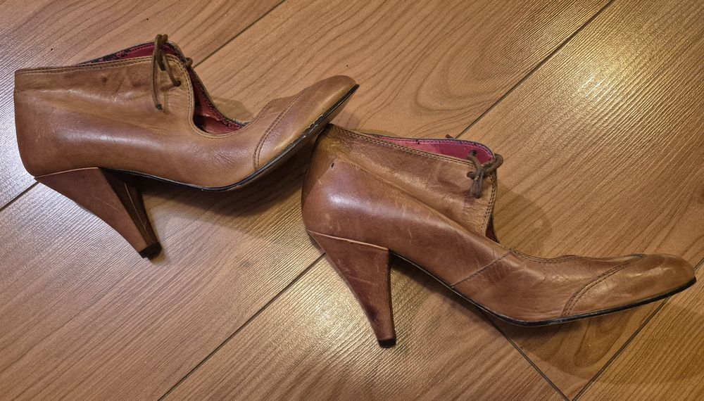 Buty skórzane na obcasie