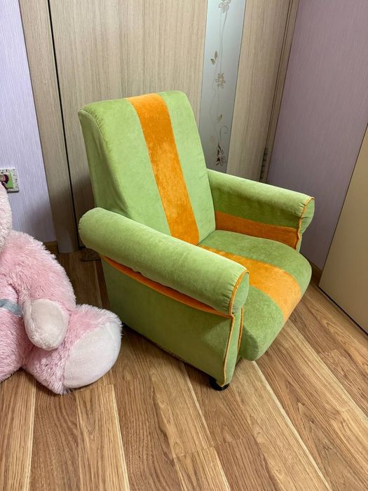 Продам детское велюровое кресло