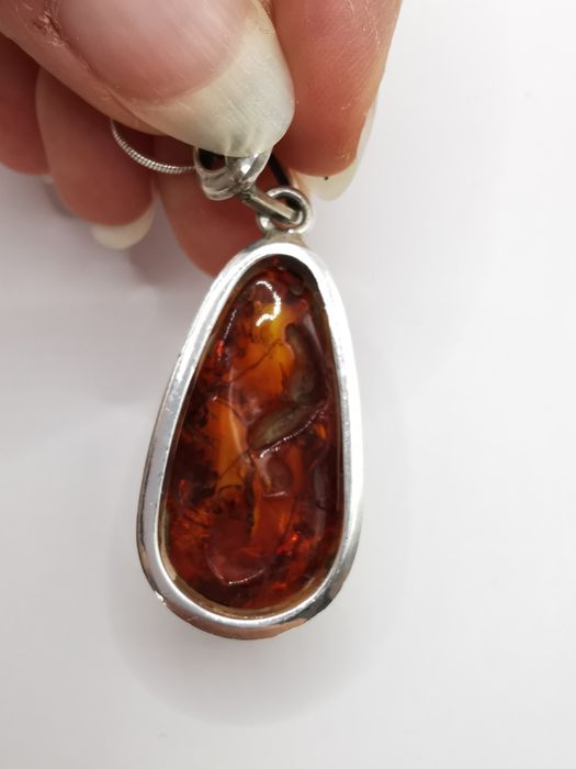 Bursztynowy wisiorek z łańcuszkiem srebro 925