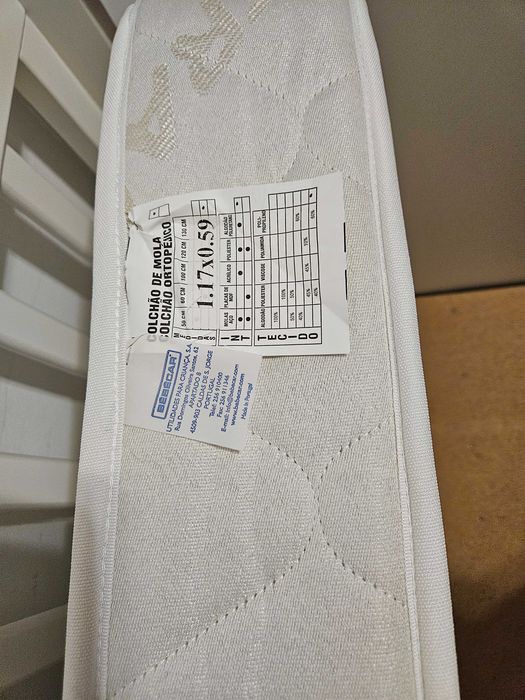 Cama trama com colchão, em excelente estado.