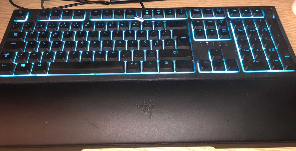 PC GAMING HP Pavilion (AMD Ryzen 5) + Teclado Razer OrnataV2