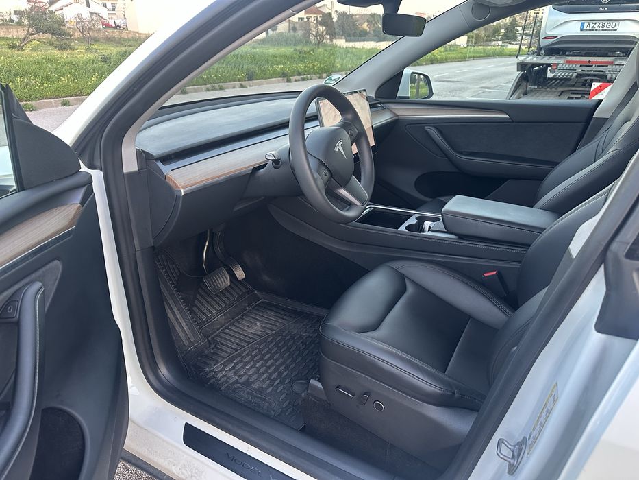 Tesla Model Y AWD Long Range  ( 37 mil kms )