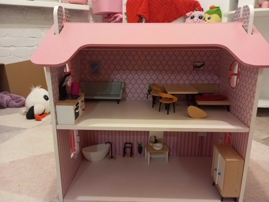 Domek dla lalek z wyposażeniem.