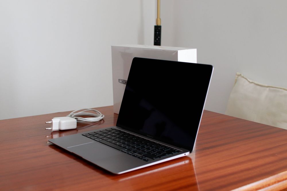 MacBook Air M1 — 16GB RAM | 256GB SSD | Como Novo | Caixa Original | Acessórios