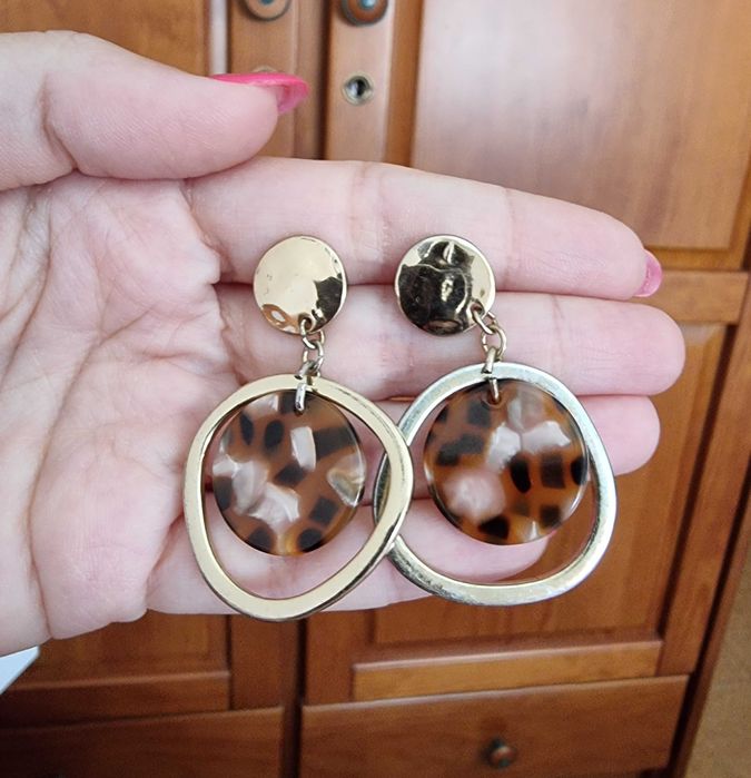 Brincos dourados e castanhos com padrão animal/ animal print H&M