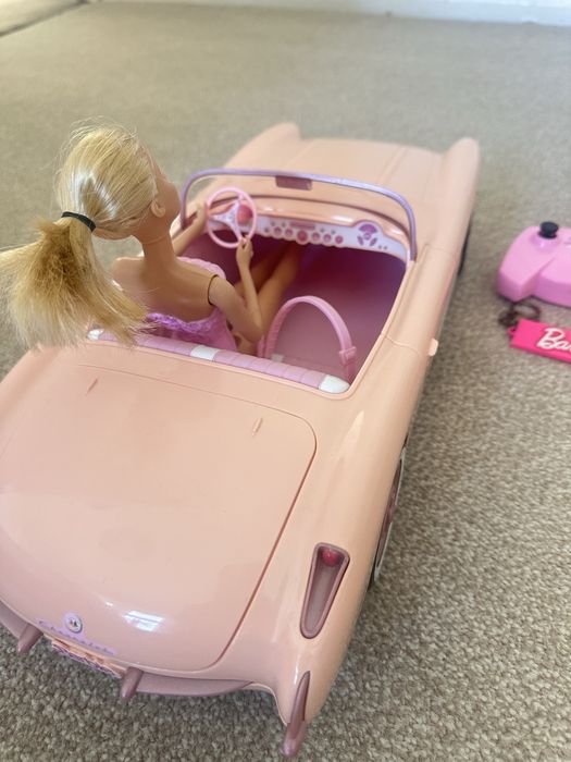 Вінтажна Barbie  в кабріолеті