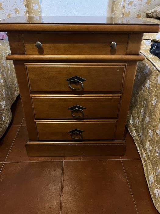 Mobilia de quarto completa c/2 camas individuais sommiers 1 secretária 1 cómoda+espelho 1 mesa cabeceira cortinados candeeiro 4 almofadas colchas