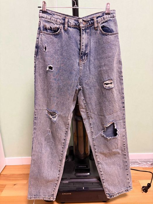 Джинси з потертостями на високій посадці