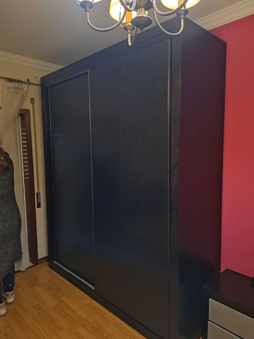 Roupeiro preto com portas de correr