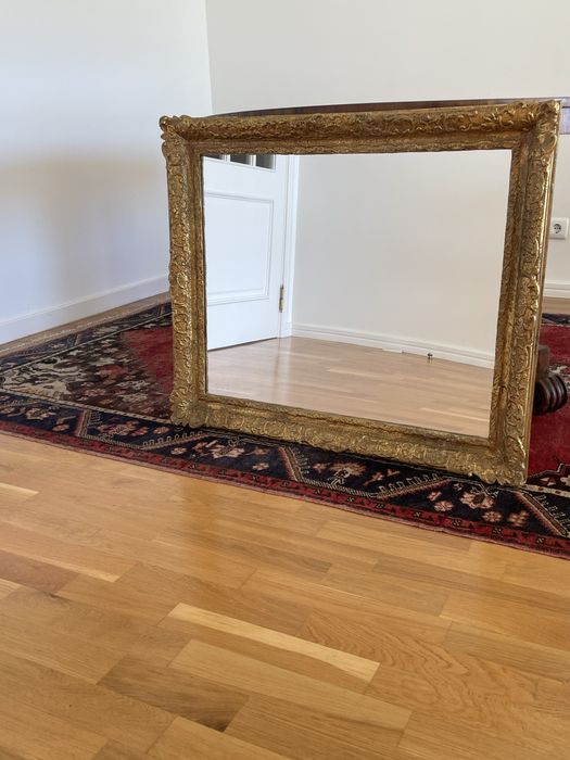 Espelho com moldura em talha dourada