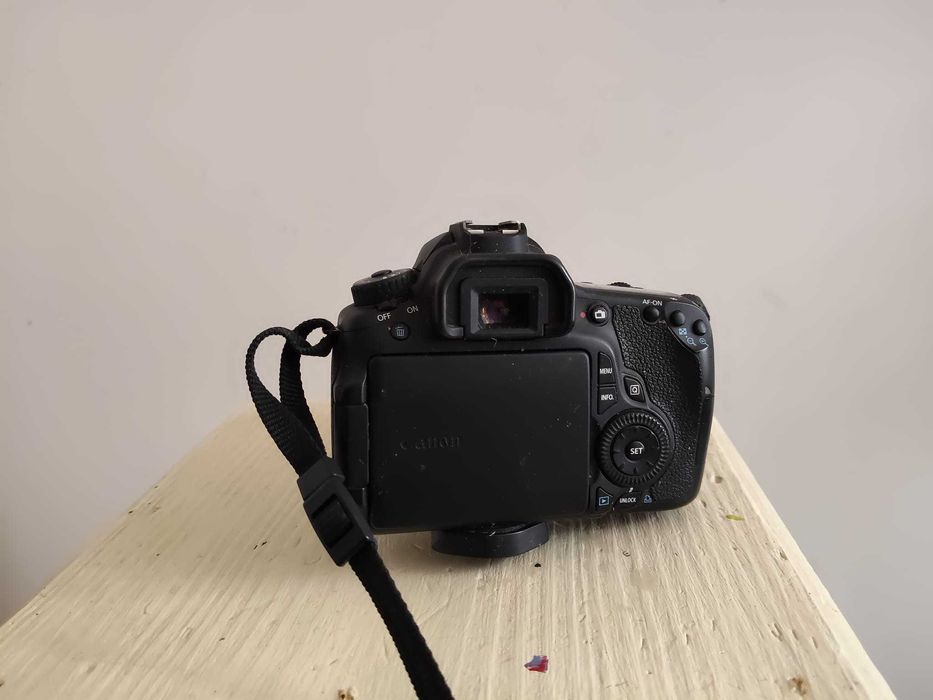 Canon EOS 60D com objetiva EFS 17-85mm + bolsa + tripé