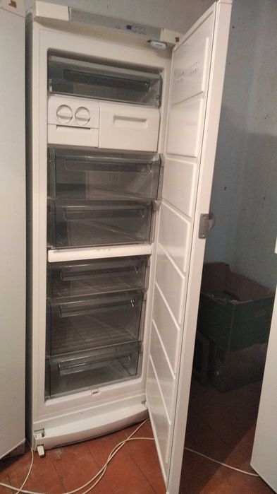 велика Морозильна камера Husqvarna висота 1.85 м.