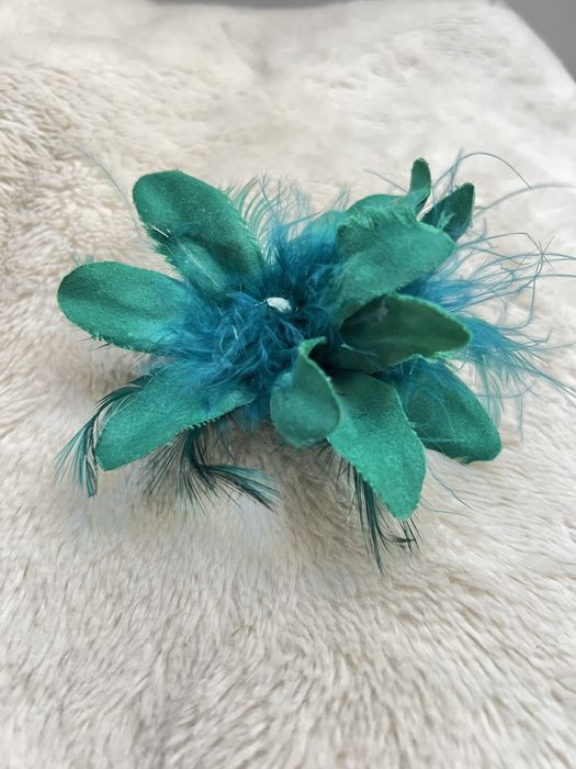 Piękna spinka z piórkami i