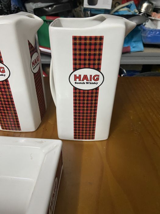 Conjunto de tres jarros e doi cinzeiros haig