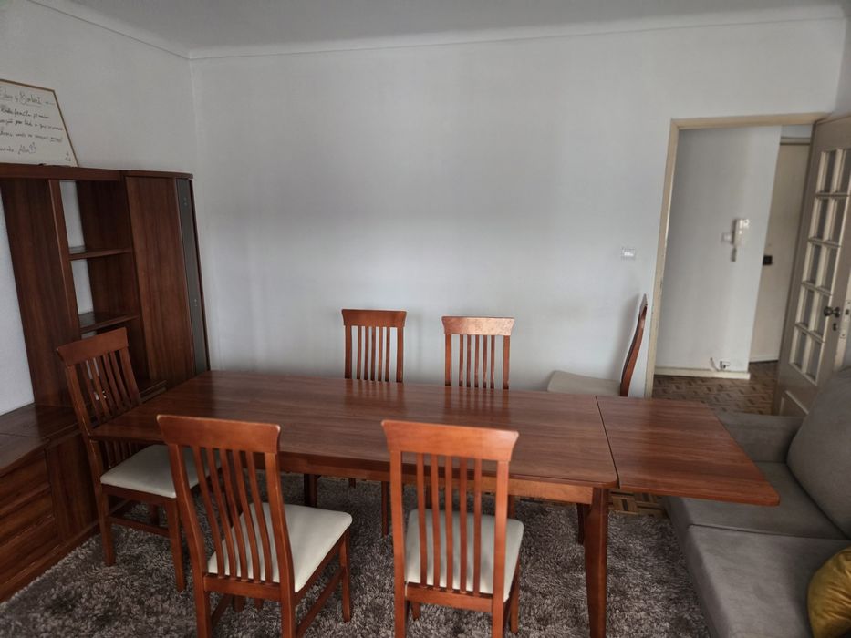 Móvel de sala e mesa extensível com 6 cadeiras