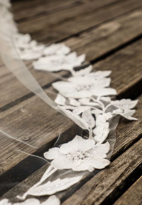 Suknia ślubna w romantycznym stylu z dodatkami