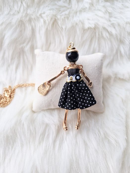 Naszyjnik wisiorek laleczka paryżanka czarna złota hit na jesi